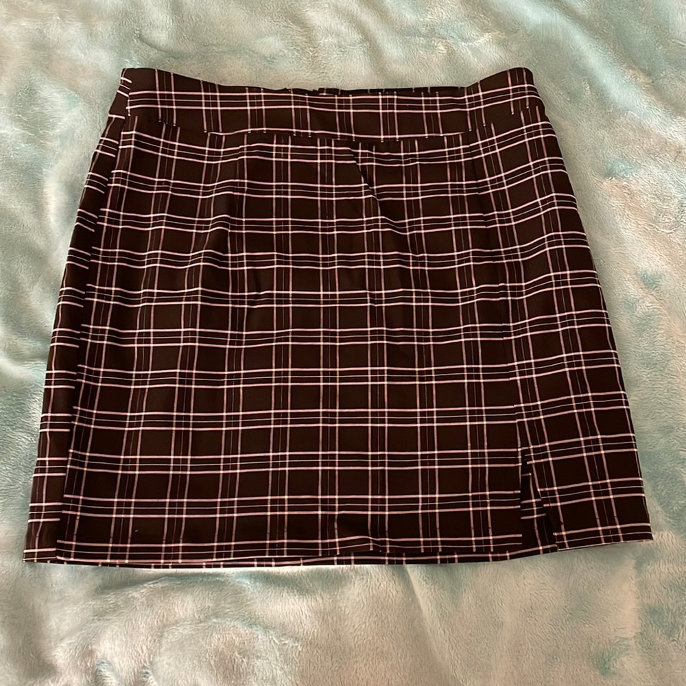 Garage black and white skirt w/small slit